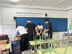 Alumnado participando en el montaje de papeleras de reciclaje cedidas por Arcgisa